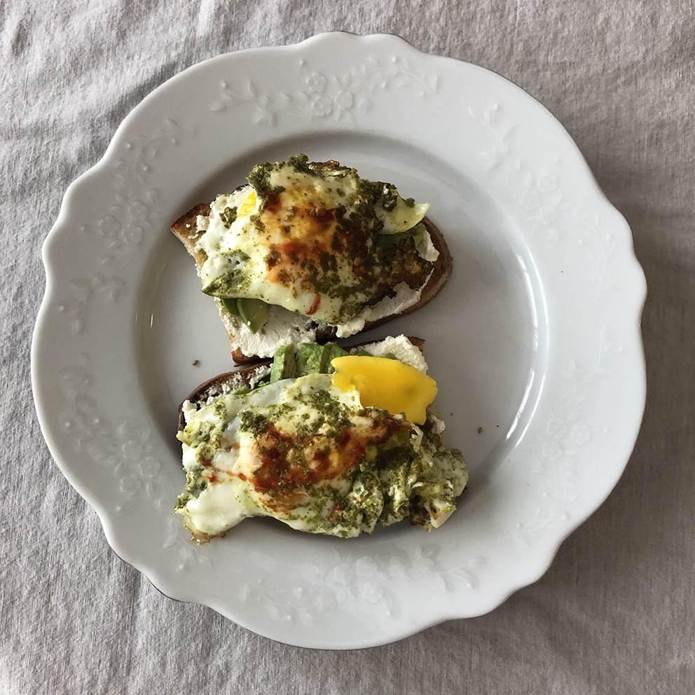 Tartine à l’oeuf, pesto et avocat